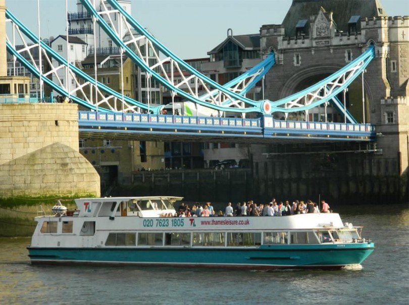 Thames Cruiser - William B. along the river Thames